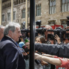 El presidente de la Diputación de Valencia atiende a los medios de comunicación frente a la Generalitat valenciana, el pasado jueves.-Foto: MIGUEL LORENZO
