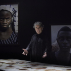 Ángel Marcos con obras de ‘La mar negra’.-GONZALO ARROYO