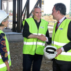 El portavoz del equipo de Gobierno del Ayuntamiento de León, Fernando Salguero (D), y la concejala de Urbanismo y Medio Ambiente, Ana Franco (I), reciben al arquitecto coordinador del Palacio de Congresos y Exposiciones y Recinto Ferial, Dominique Perraul-Ical
