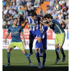 Acorán cabecea tras anticiparse a Valiente en uno de los numerosos ataques de la Ponferradina-Luis de la Mata