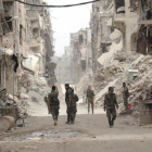 Soldados del Ejército de Damasco patrullan por el barrio de Yarmouk, en el sur de la capital siria.-EFE / YOUSSEF BADAWI