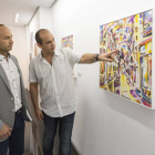 El diputado provincial de Cultura Eduardo Marcos, junto a Juan Carlos Velasco, en la inauguración de la exposición ‘Sinestesias’ en el teatro Zorrilla-Ical