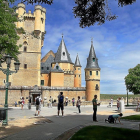 Turistas en el acceso al Alcázar de Segovia.-ROSA BLANCO