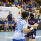 Silvia Arderius arma el brazo y lanza ante la oposición de Herreros en el partido de ayer.-MIGUEL ÁNGEL SANTOS