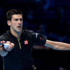 Djokovic devuelve una derecha a Berdych en el Masters del Londres.-Foto: AFP / GLYN KIRK