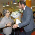 El alcalde, Óscar Puente, entrega el ramo de flores a la homenajeada Carmen González.-J. M. LOSTAU
