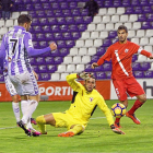 Juan Villar observa la trayectoria del balón, que avanza hacia la portería del Sevilla Atlético sin que Caro pueda hacer nada por evitar el 1-0.-J.M.LOSTAU