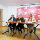 El coordinador regional de Izquierda Unida, José María González, informa del apoyo de la formación a la plataforma Ahora en Común. Junto a él, el coordinador provincial, Alfonso Sánchez, y la coordinadora local, Rocío Anguita.-ICAL
