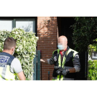 La policía científica, en la vivienda donde se produjo el crimen machista en la tarde de ayer en Valladolid. J. M. LOSTAU