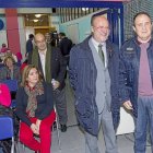 El alcalde, Francisco Javier León de la Riva, ayer antes del concejo abierto  celebrado en La Overuela, acompañado de Alejandro Lobato-J. M. LOSTAU