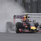 El Red Bull del piloto ruso Daniil Kvyat, durante la primera sesión de entrenamientos del GP de Japón en Suzuka.-AP / ROB GRIFFITH