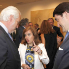 La vicepresidenta del Gobierno, Soraya Sáez de Santamaría, conversa con el presidente del TSJ, José Luis Concepcióy el delegado de Gobierno, Juan Carlos Suárez-Quiñones-Ical