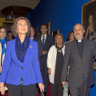 El comisario de ‘Aqva’ junto a la Reina. Detrás, Silvia Clemente y Rosa Valdeón.-M. MONTESINOS
