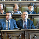 Los miembros del Grupo Socialista en un pleno del Ayuntamiento, Óscar Puente, Javier Izquierdo y Rafi Romero (abajo), Juan José Zancada, Luis Vélez, Pedro Herreros e Ignacio Herranz (arriba)-J.M.Lostau