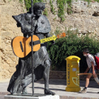 Un peregrino pasa junto al monumento a Santiago en Carrión de los Condes (Palencia)-Ical