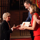 Concha Velasco recibiendo, de mano de los Reyes, el Premio Nacional de Cultura en la Catedral de Cuenca. -EP