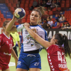Elena Cuadrado intenta combinar con una compañera en el partido anterior contra Alcobendas.-M.Á.S.