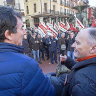 Los secretarios regionales de CCOO y UGT, Ángel Hernández y Faustino Temprano, ayer, en la concentración convocada por los dos sindicatos.-MIGUEL ÁNGEL SANTOS