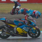 Àlex Márquez es escupido por su Kalex, en Motegi, pero controla el vuelo y, al final, para la moto.-MOTOGP