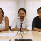 El secretario general de Podemos, Pablo Iglesias (centro), y el secretario político de Podemos, Íñigo Errejón (derecha), ante el consejo ciudadano, este sábado, en Madrid.-Foto: DAVID CASTRO