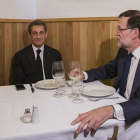 Sarkozy, con la pared a sus espaldas, en el restaurante al que le ha invitado Rajoy.-Foto: TWITTER