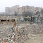 Solar que ocupaba el chalé abandonado de Antonio Alfonso en Parquesol, desde hace unos días libre de escombros.-J.M. LOSTAU