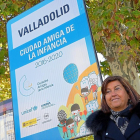 Victoria Soto junto a la nueva señal ‘Ciudad Amiga de la Infancia’, ubicada en el Campo Grande.-E. M.