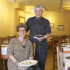 Carlos Escudero y Arancha Gómez en el comedor de su restaurante en Dueñas.-