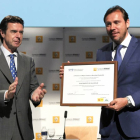 . El alcalde de Valladolid, Oscar Puente recoge el premio otorgado al ayuntamiento de Valladolid, por su proyecto "Remourban" programa de vehículos limpios, de manos del ministro de Industria, Energía y Turismo, José Manuel Soria.-ICAL