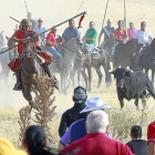 Un caballista trata de reconducir a uno de los toros rezagados en el último encierro campero de las Fiestas Populares de Íscar.-J.M. LOSTAU
