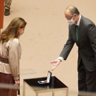 Fátima Pinacho toma posesión como procuradora de Vox. Junto a ella, el presidente de las Cortes, Luis Fuentes.- ICAL