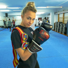 La boxeadora del Club Boxeo Diablo, Laura Pequeño, posa en guardia con sus cinturones de campeona de España.-MIGUEL ÁNGEL SANTOS
