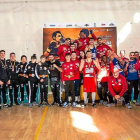 Los púgiles del Club Boxeo Valladolid posan con las medallas junto a los entrenadores.-EM
