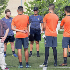Miguel Rivera, en el centro, se dirige a los jugadores antes de comenzar el primer entrenamiento de pretemporada.-PABLO REQUEJO