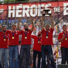 La selección española de baloncesto celebra la victoria en el Eurobásquet, este lunes en Madrid.-AFP