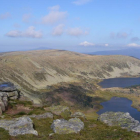 Un montañero disfruta del paisaje desde la cumbre del Pico Campiña, con las Lagunas Negra y Larga al fondo-N.S.