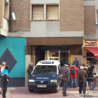 Imagen de la entrada del edificio donde vivían jugadores, registrado el 12 de diciembre de 2017.-L.V.