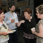 El lider de IU de Castilla y León, José Sarrión, acompaña a la candidata al Congreso de Unidos Podemos, Rocio Blanco (I), en el reparto de propaganda electoral en la calle Mayor de Palencia.-ICAL