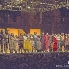 La Joven Compañía Nacional de Teatro Clásico saluda al público que llenó la Corrala en la primera jornada del XII Olmedo Clásico.-PÍO BARUQUE