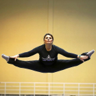 Loreto Ginés vuela sobre el aire del polideportivo Pisuerga, donde entrena a los alumnos de la escuela delGimnasia Acrobática Valladolid.-MIGUEL ÁNGEL SANTOS