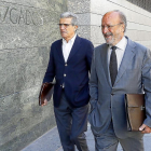 El ex alcalde Javier León de la Riva llegó sonriente a los juzgados, acompañado por el que fuera su concejal de Seguridad y Movilidad durante su último mandato-J.M.LOSTAU