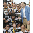 ‘Hansen’ posa con el equipo y los trofeos.-J. M. LOSTAU
