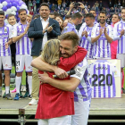 Borja abraza a su madre con sus compañeros de plantilla y Ronaldo; a la derecha del presidente, la hija del jugador.-E. M.