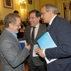 Saravia, Enríquez y Martínez Bermejo ríen distendidos tras el debate en el pleno.-J.M.LOSTAU