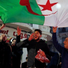 Un grupo de argelinos celebra en las calles de Argel la decisión de Buteflika de no volverse a presentar como candidato a la presidencia del país.-REUTERS / ZOHRA BENSEMRA