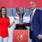 Guadalupe Porras, primera árbitra asistente y el Presidente de la Real Federación Española de Fútbol Ángel Rubiales, durante el sorteo del calendario de la temporada 2019-2020, en la Ciudad del Fútbol de Las Rozas.-EFE