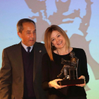 La galardonada con el Premio Periodismo Miguel Delibes, Pepa Fernández junto a Germán Delibes.-ICAL