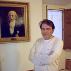 El profesor y escritor Pedro Ojeda, junto a un retrato de José Zorrilla en la Casa-Museo del poeta.-ARGICOMUNICACIÓN