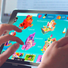 Un joven utiliza la APP en su tableta.-ICAL