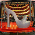 El  Calderón prepara el escenario para el estreno, el próximo día 1 de septiembre, de ‘Priscilla, reina del desierto’.-J. M. LOSTAU